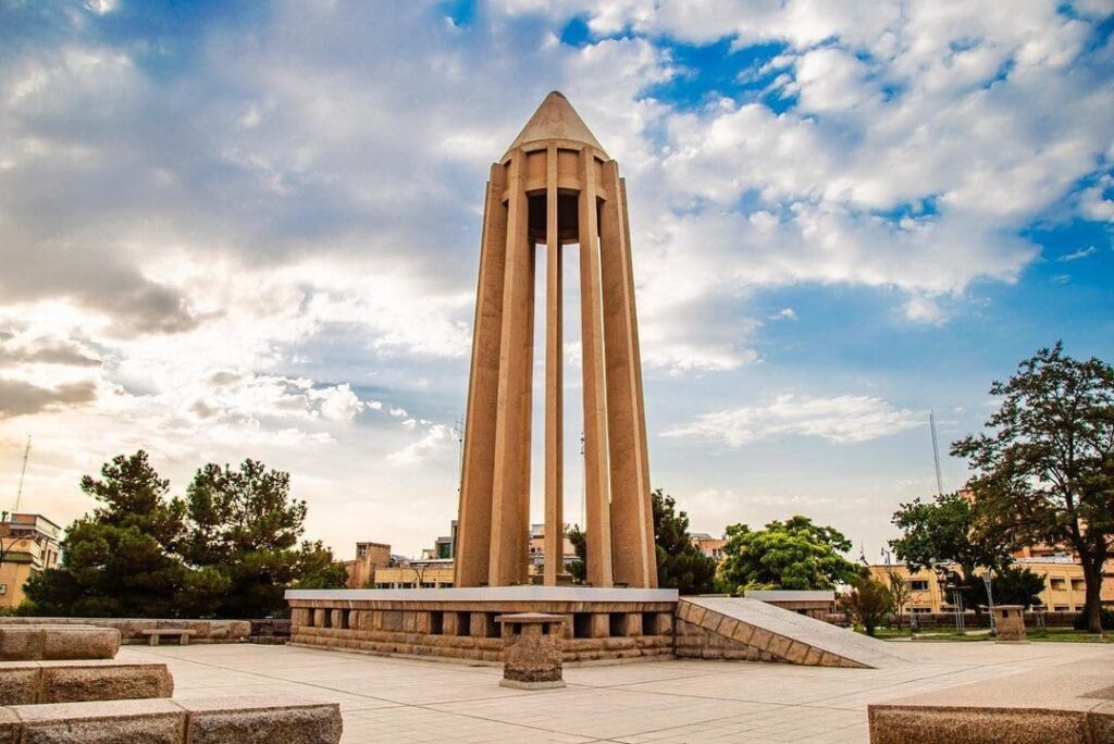 آرامگاه ابن سینا در شهر همدان